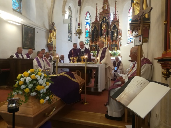 Weihbischof Anton Leichtfried leitete den Begräbnisgottesdienst in Konzelebration mit Dechant Döller und Diakon Friedrich Schuhböck.