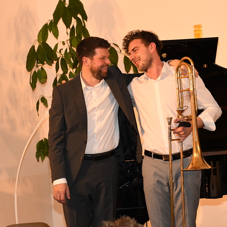 Fototext: Sichtbare Freude bei den Interpreten Klaus (li.) und Johannes Wagner (re.) nach ihrem viel bejubelten Konzert im haus.konradsheim