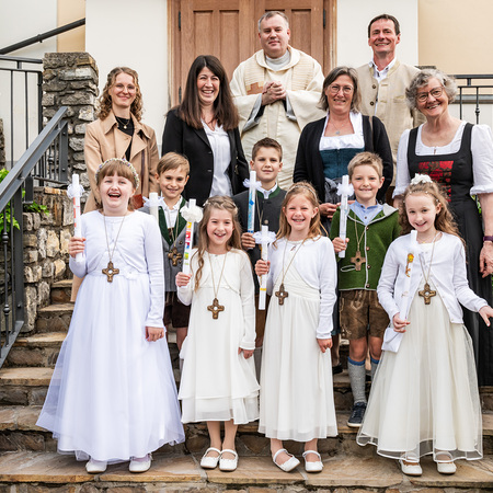 Erstkommunionkinder (vorne v.l.n.r.): Marie Forstlechner, Leon Hörndler, Marie Sophie Lueger, Jeremia Hönickl, Miriam Oberbramberger, Manuel Brenn, Mariella Grabner (Hinten v.l.n.r.): Lea Steiner, Christine Ganser, Martin Talnagi, Barbara Eichler, An